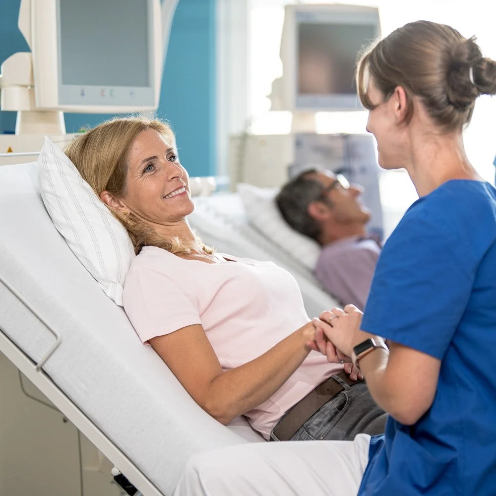 Freundliche medizinische Betreuung einer Patientin – Unternehmensportrait im Gesundheitswesen in Köln und Bonn.