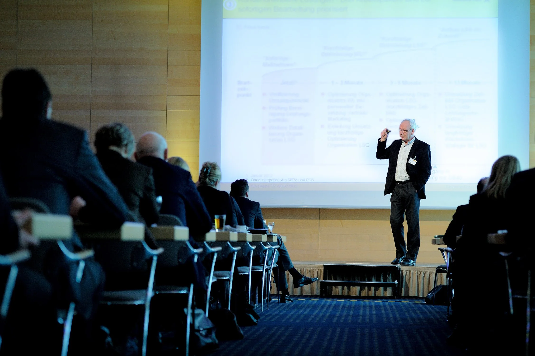 Vortrag im abgedunkelten Veranstaltungssaal in Köln – Eventfotografie bei einer Konferenz.