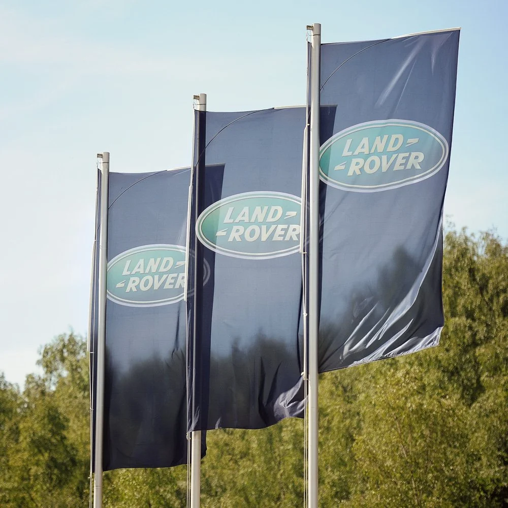 Land-Rover-Fahnen beim Sommerfest einer Firmenfeier in der Eifel