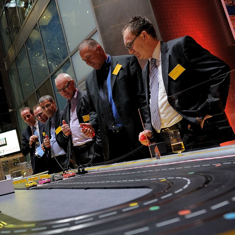 Gäste an der Carrerabahn im Rahmenprogramm einer Firmenfeier in Bonn