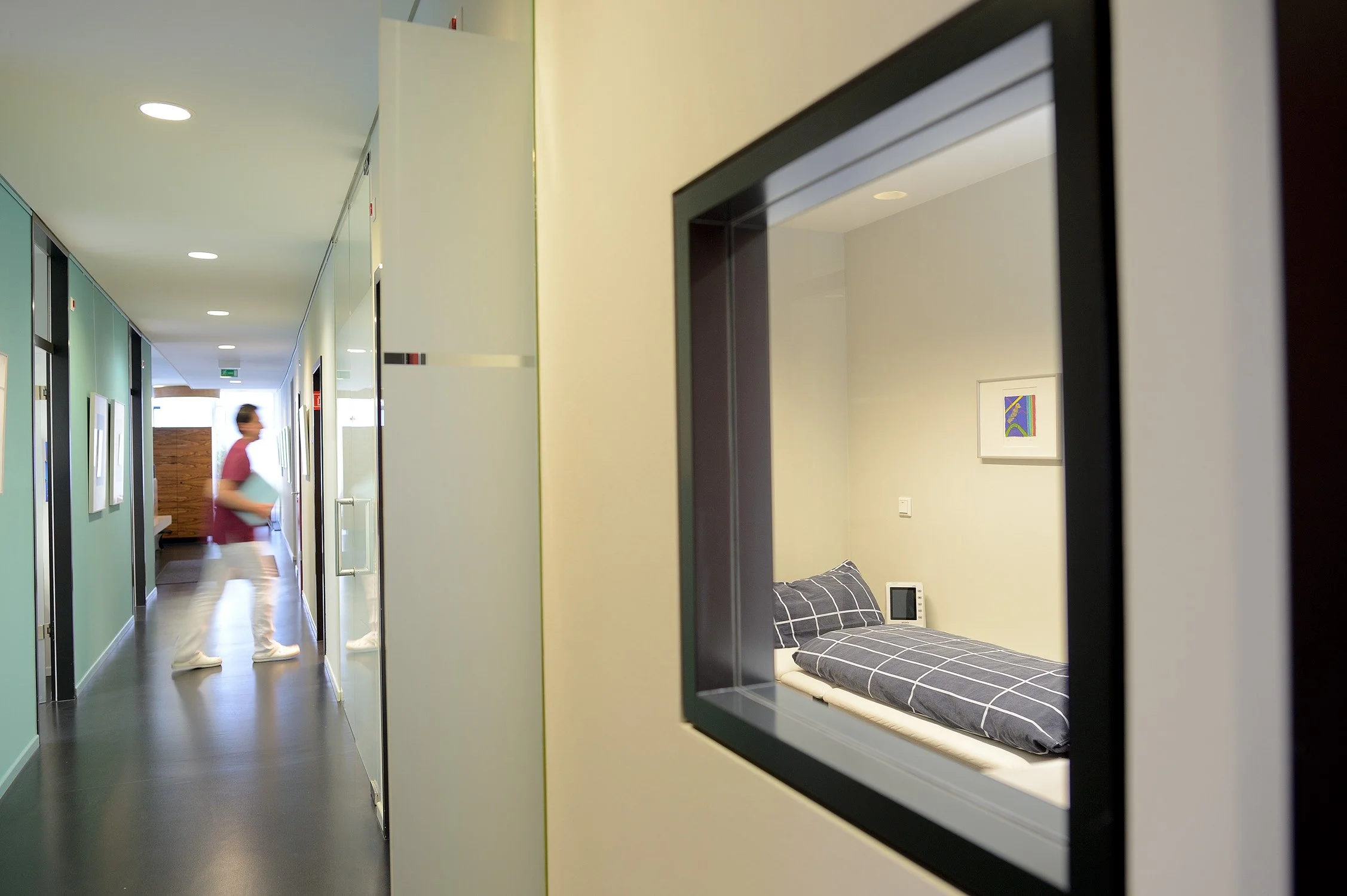 Heller Flur einer modernen Praxis – Unternehmensreportage der Praxisräume in Köln und Bonn.
