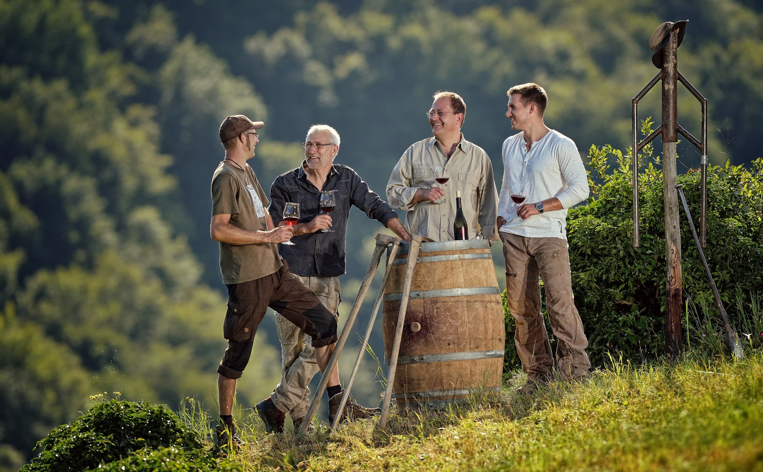 Firmenportrait eines Winzer-Teams im Weinberg – natürliche Gruppenfotografie für Unternehmen rund um Bonn.