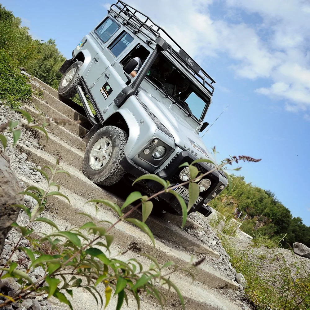 Land Rover Defender im Gelände beim Sommerfest einer Firmenfeier in NRW