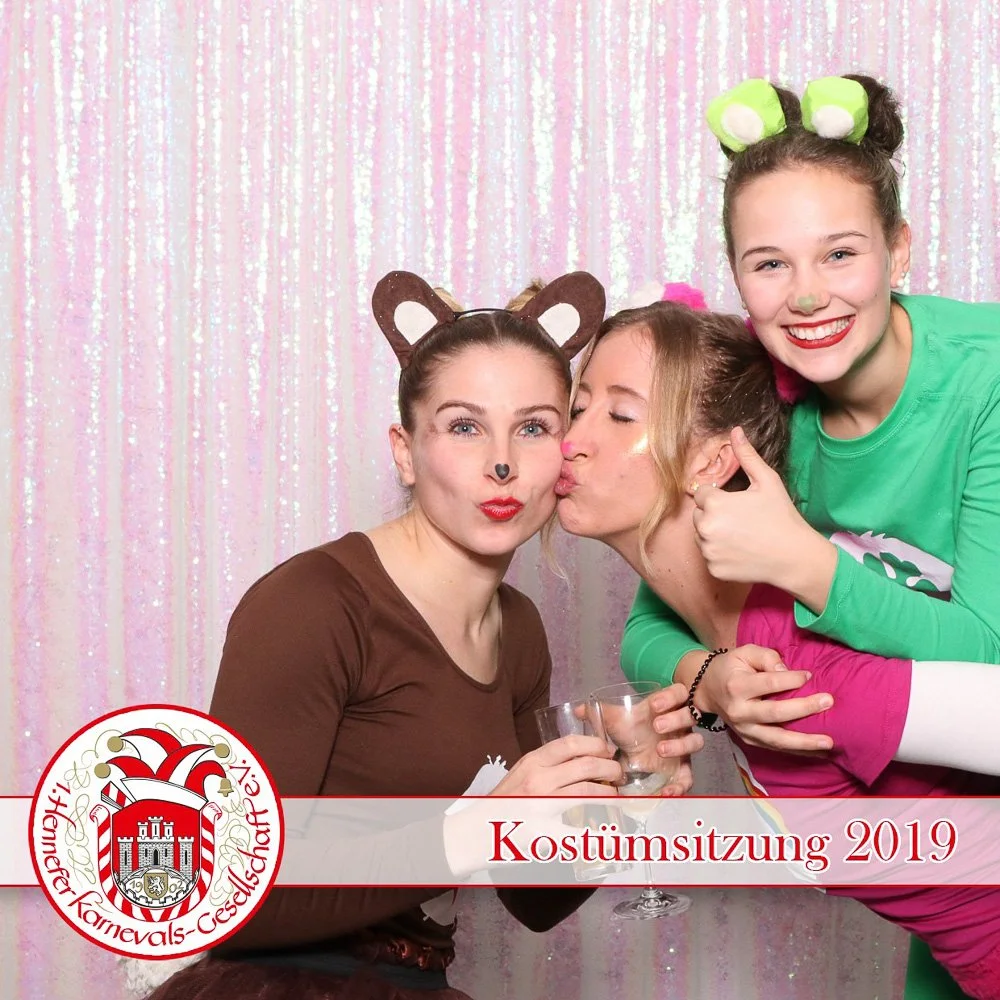 Spontaner fröhlicher Moment zweier Gäste in der Fotobox auf einer Feier