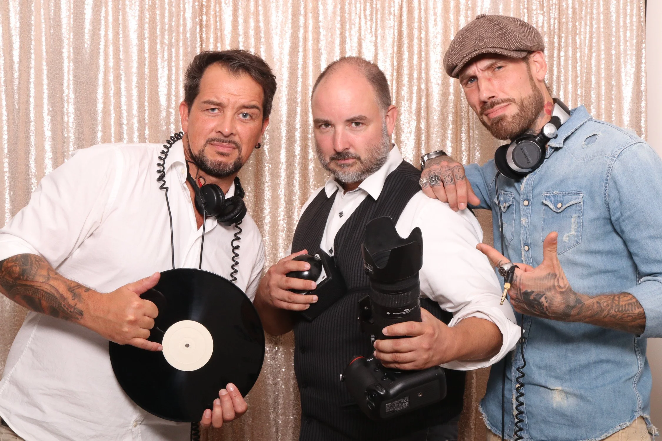 Männergruppe mit Schallplatte im Retro-Look in der Fotobox auf einem Event