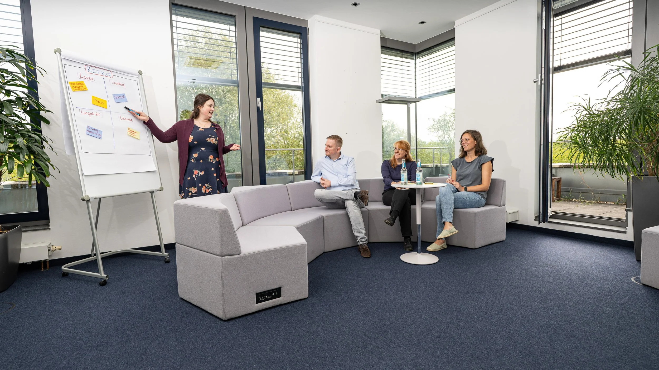 Präsentation am Flipchart in einem Workshop – Unternehmensportrait aus dem Teamalltag in Köln und Bonn.
