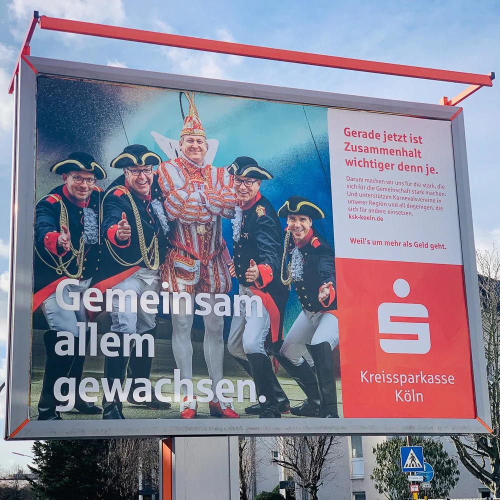 Großflächiges Karnevals-Werbeplakat im Kölner Stadtbild