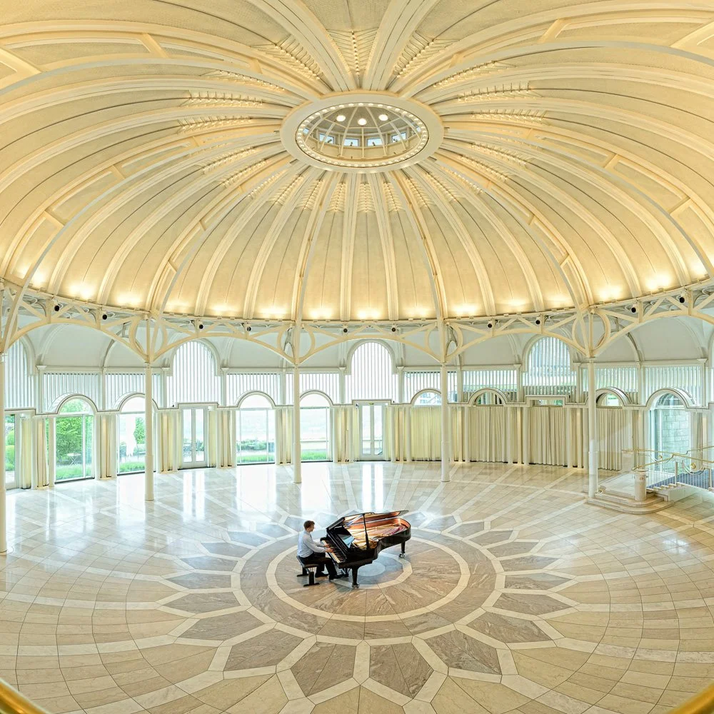 Repräsentativer Festsaal mit Kuppeldecke – Businessfotografie für Unternehmen in Köln und Bonn.