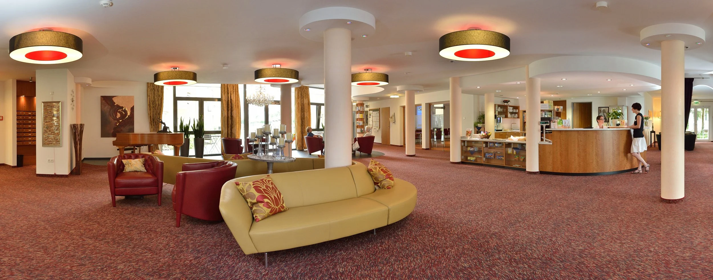 Hotel-Foyer mit runden Deckenleuchten, Säulen und Lounge-Möblierung – Innenarchitektur- und Hotelfotografie