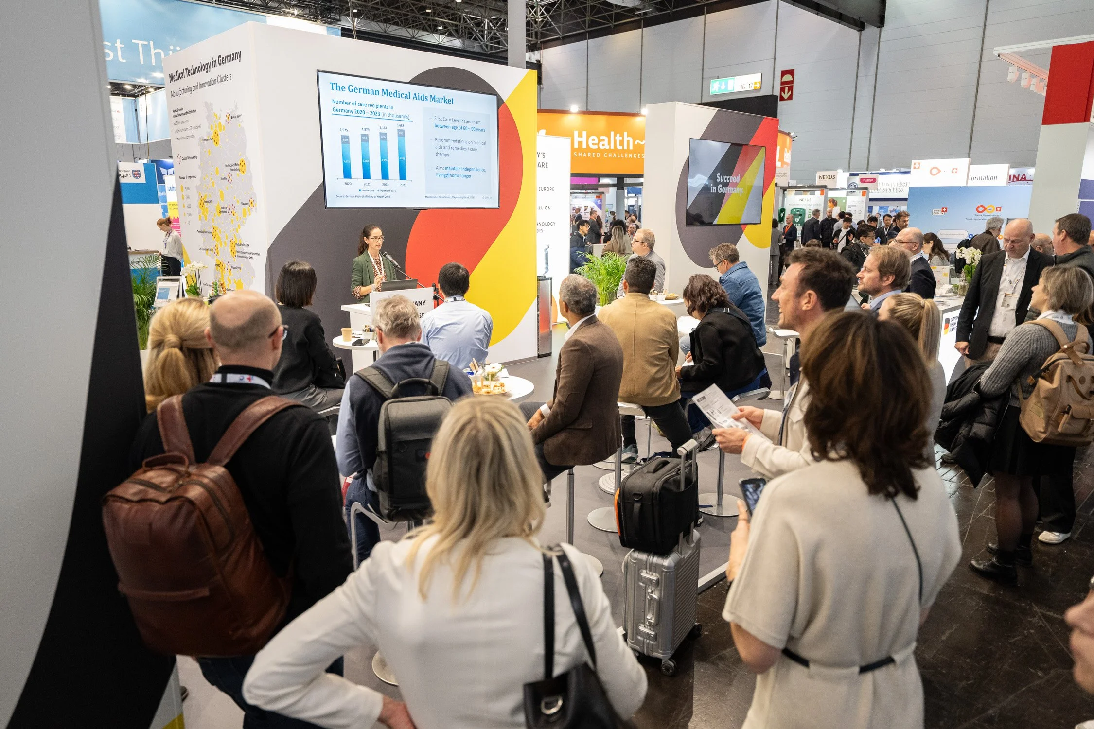 Messefotograf in Köln dokumentiert ein Gespräch am Messestand
