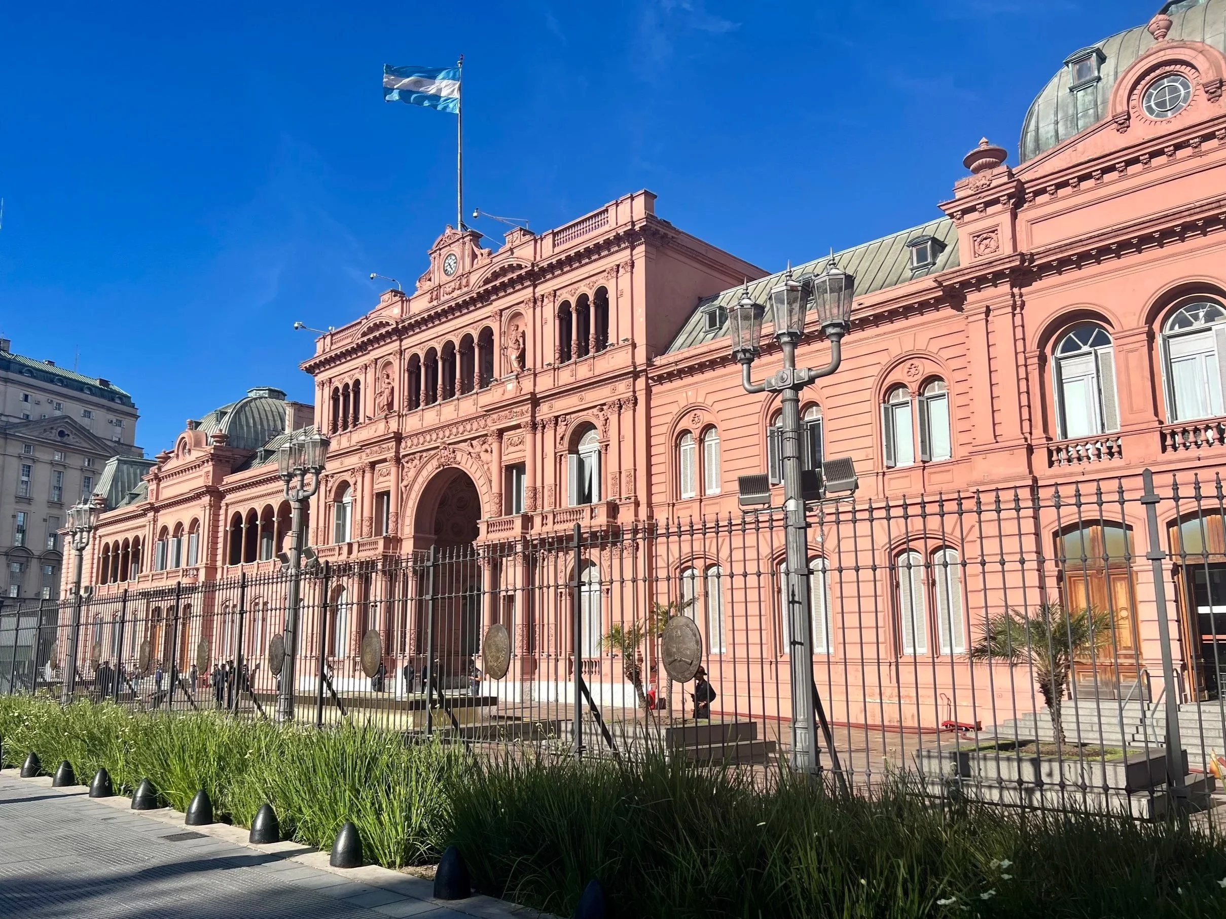 The historic Casa Rosada building in Buenos Aires under a clear blue sky, illustrating the curated Argentine restaurant and asado guide.