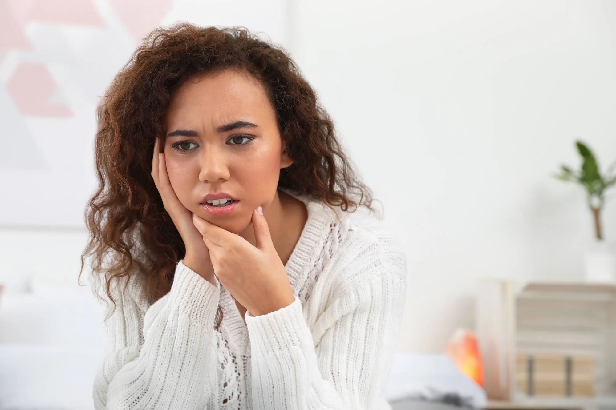 Woman with impacted wisdom teeth pain