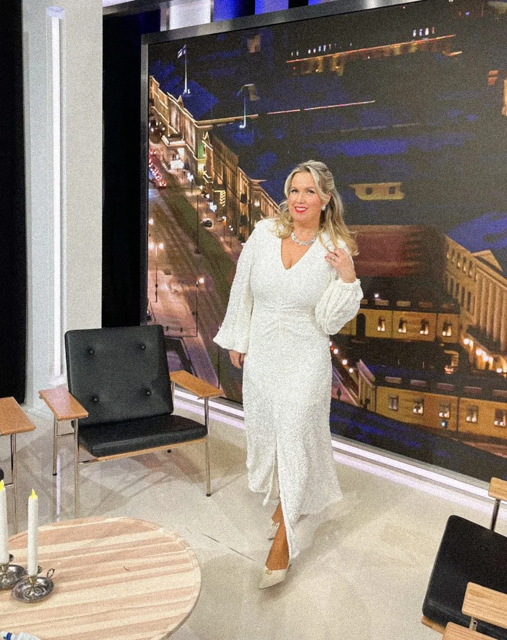 riz Silander esiintymässä tapahtumassa yleisön edessä.