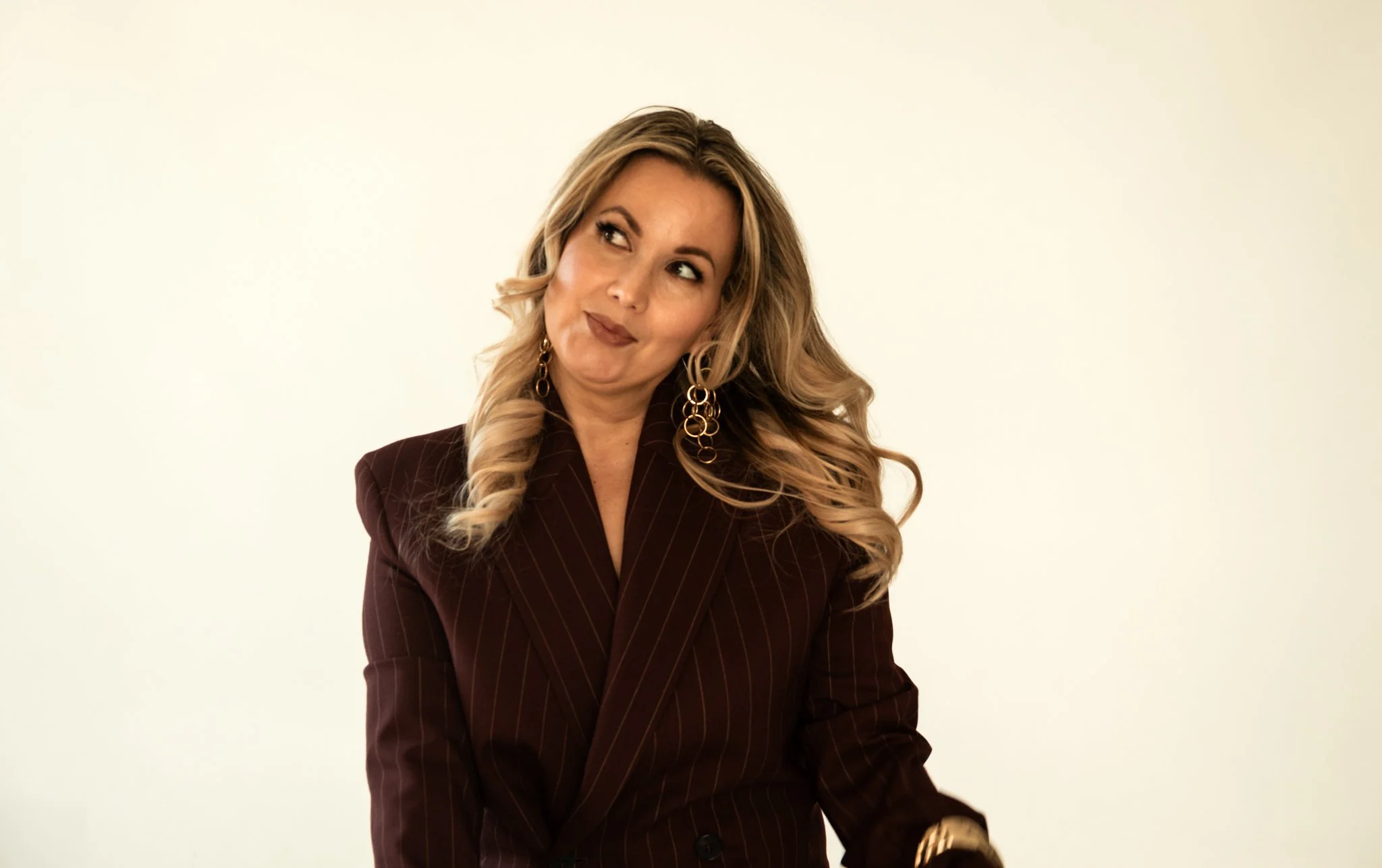 Iriz Silander, toimittaja ja juontaja, muotokuvassa studiossa.