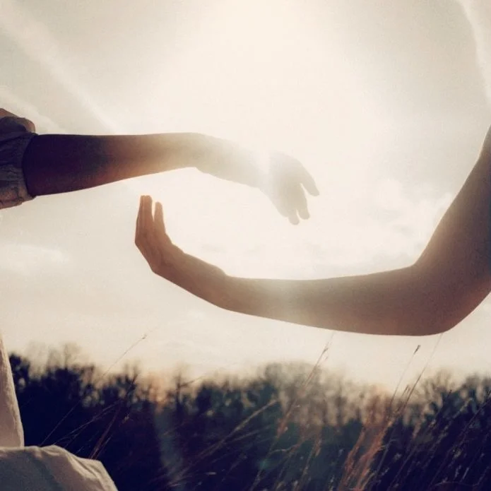 2025 n&rsquo;a pas &eacute;t&eacute; une ann&eacute;e douce. Elle a &eacute;t&eacute; une ann&eacute;e juste.

Elle nous a demand&eacute; de regarder en face les liens que nous tenions encore par habitude, par loyaut&eacute;, par peur du vide, ou par