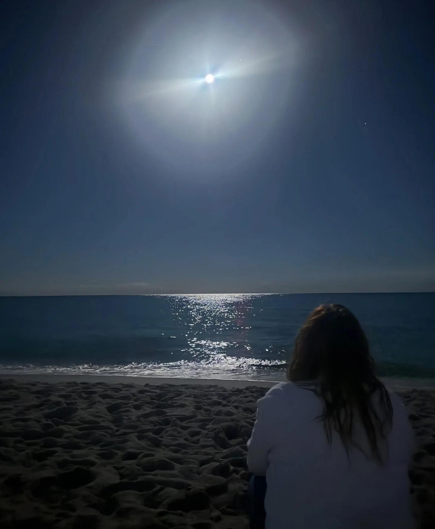 La pleine lune est un temps de r&eacute;v&eacute;lation. Elle &eacute;claire ce qui &eacute;tait rest&eacute; dans l&rsquo;ombre, met en lumi&egrave;re nos &eacute;motions, nos &eacute;lans, nos tensions, nos v&eacute;rit&eacute;s int&eacute;rieures.