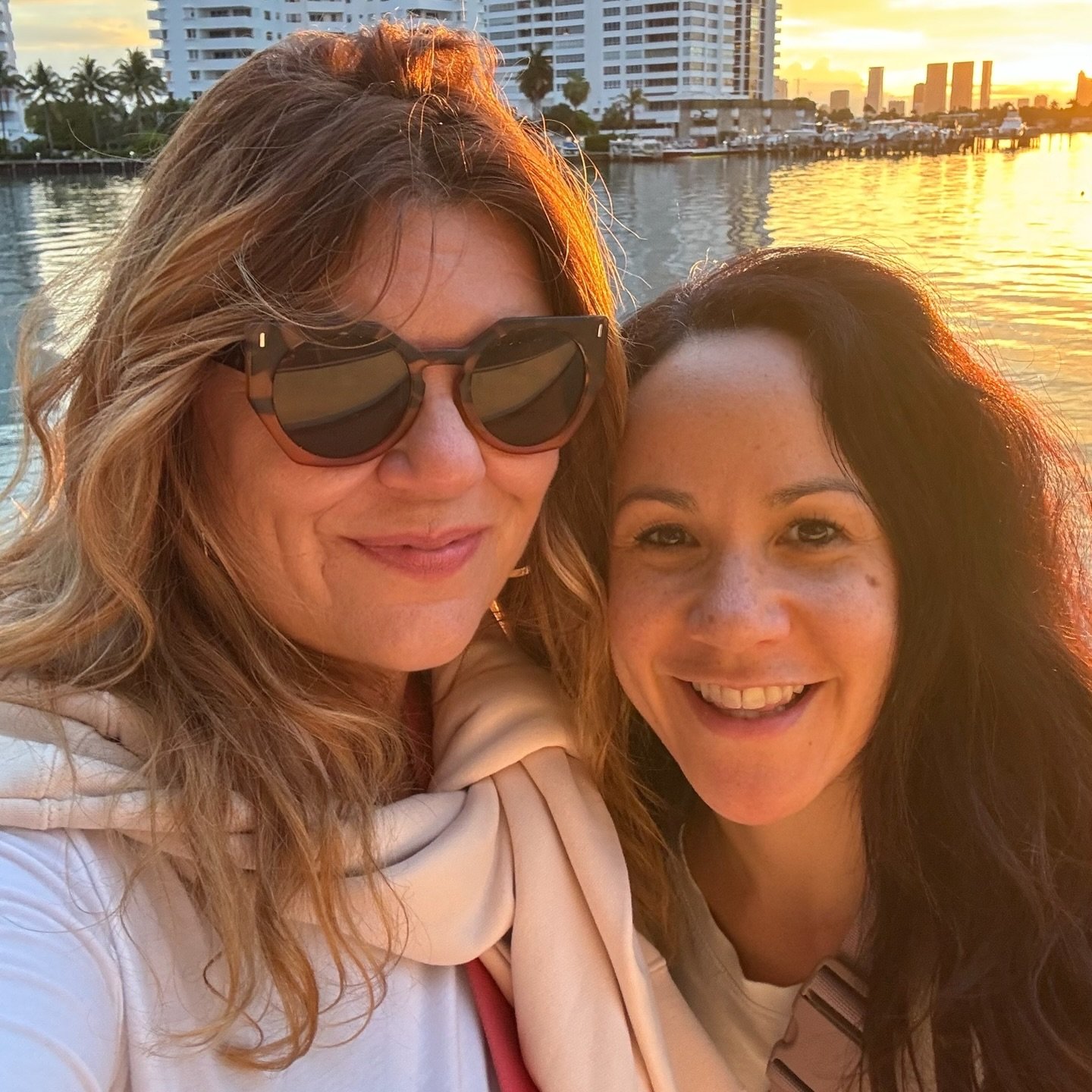 On a choisi Miami. Pas pour s&rsquo;&eacute;vader. Pas pour faire une pause. Mais parce que l&rsquo;&eacute;nergie d&rsquo;ici est exactement ce qu&rsquo;on cherchait. 

Ici, tout est lumi&egrave;re. Une lumi&egrave;re qui r&eacute;v&egrave;le, qui m