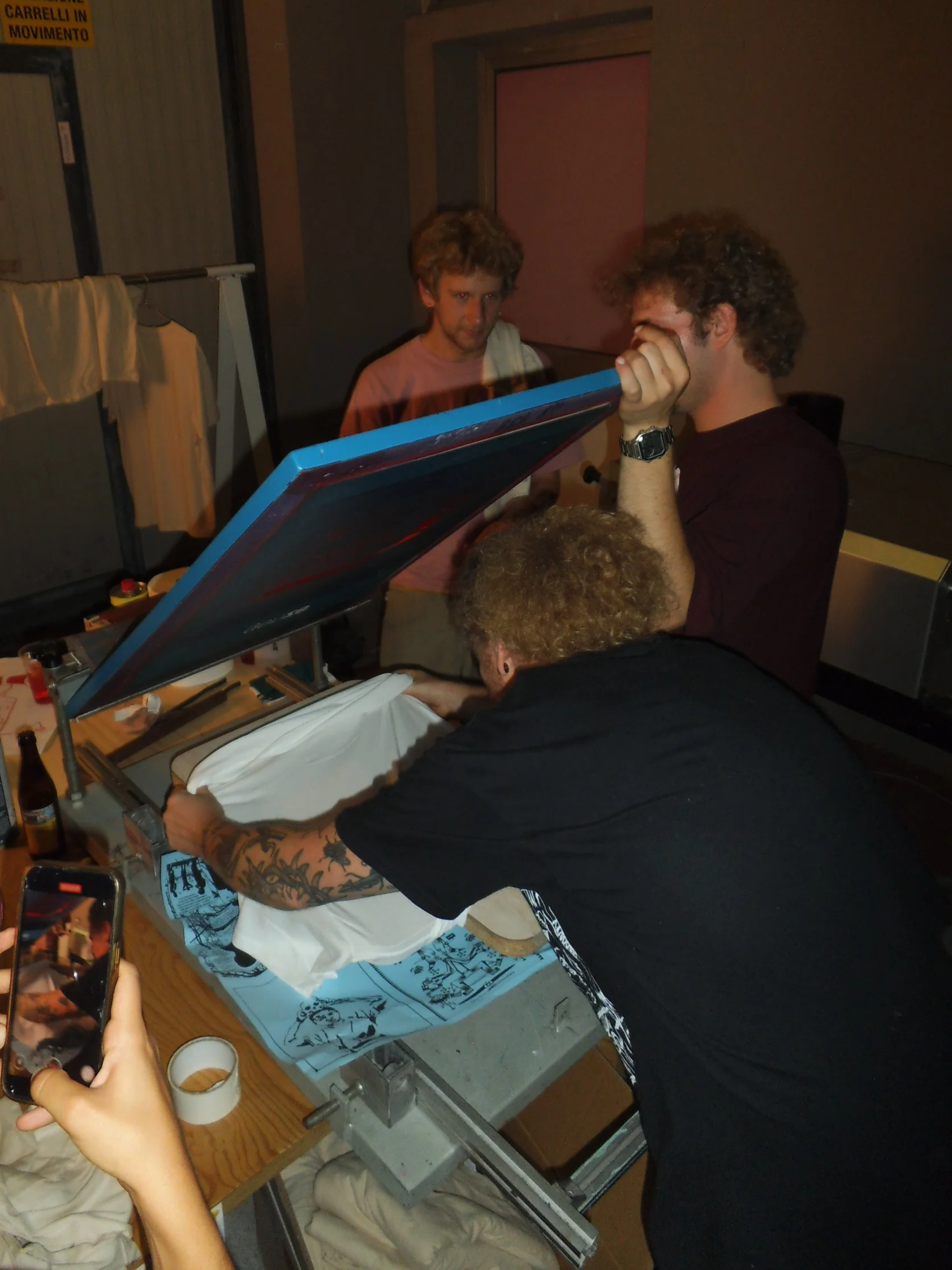 Posizionamento della maglia sul supporto.