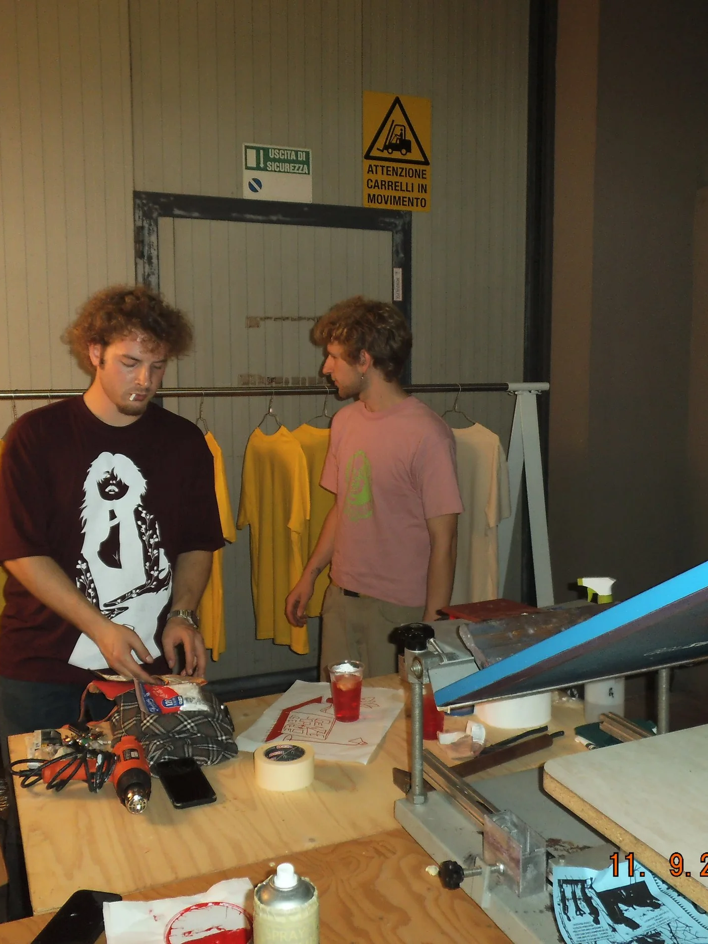 Tra magliette, prove stampa e qualche bicchiere.
