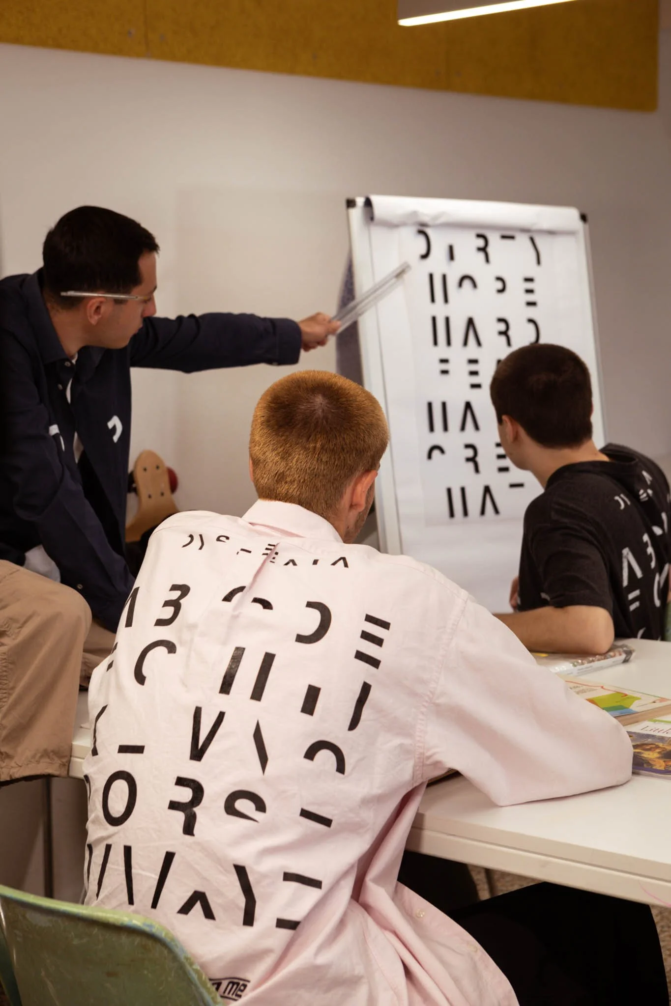 L'alfabeto stampato sul back dei capi.