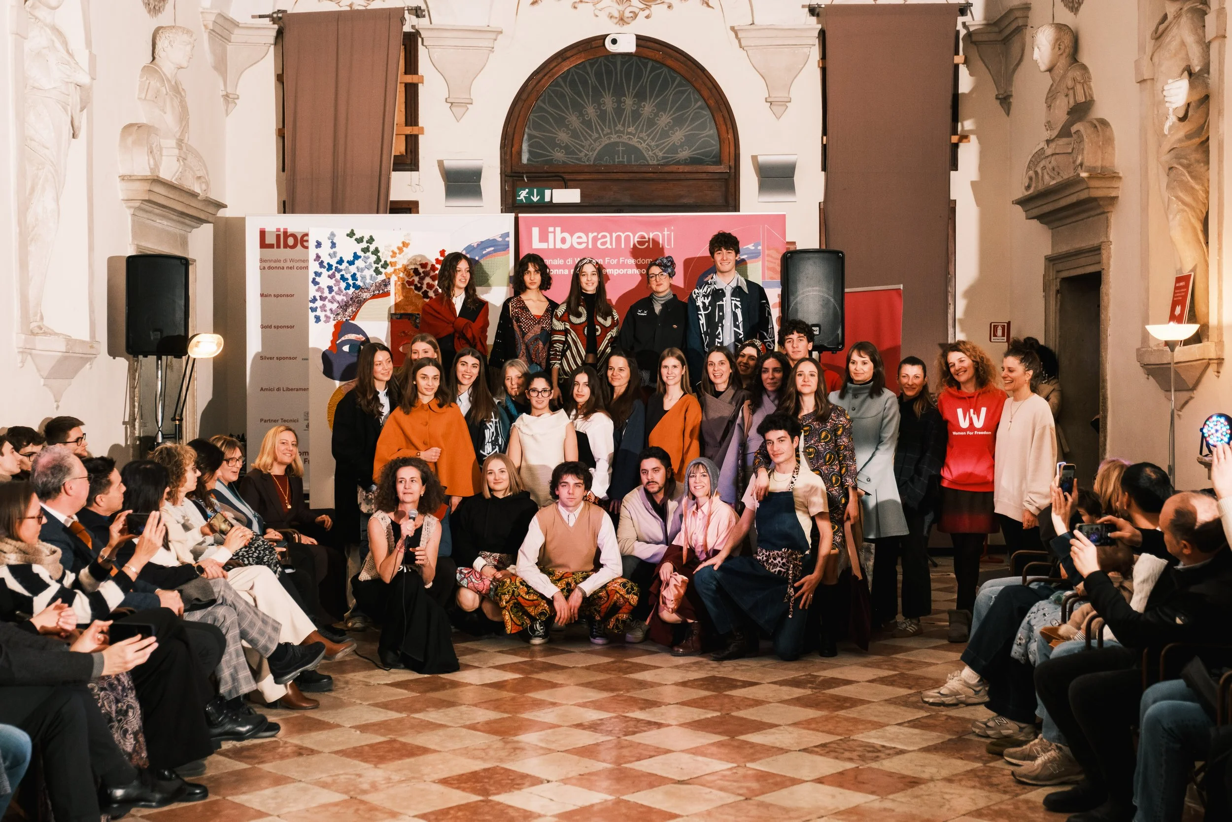 Foto di gruppo con modelli.