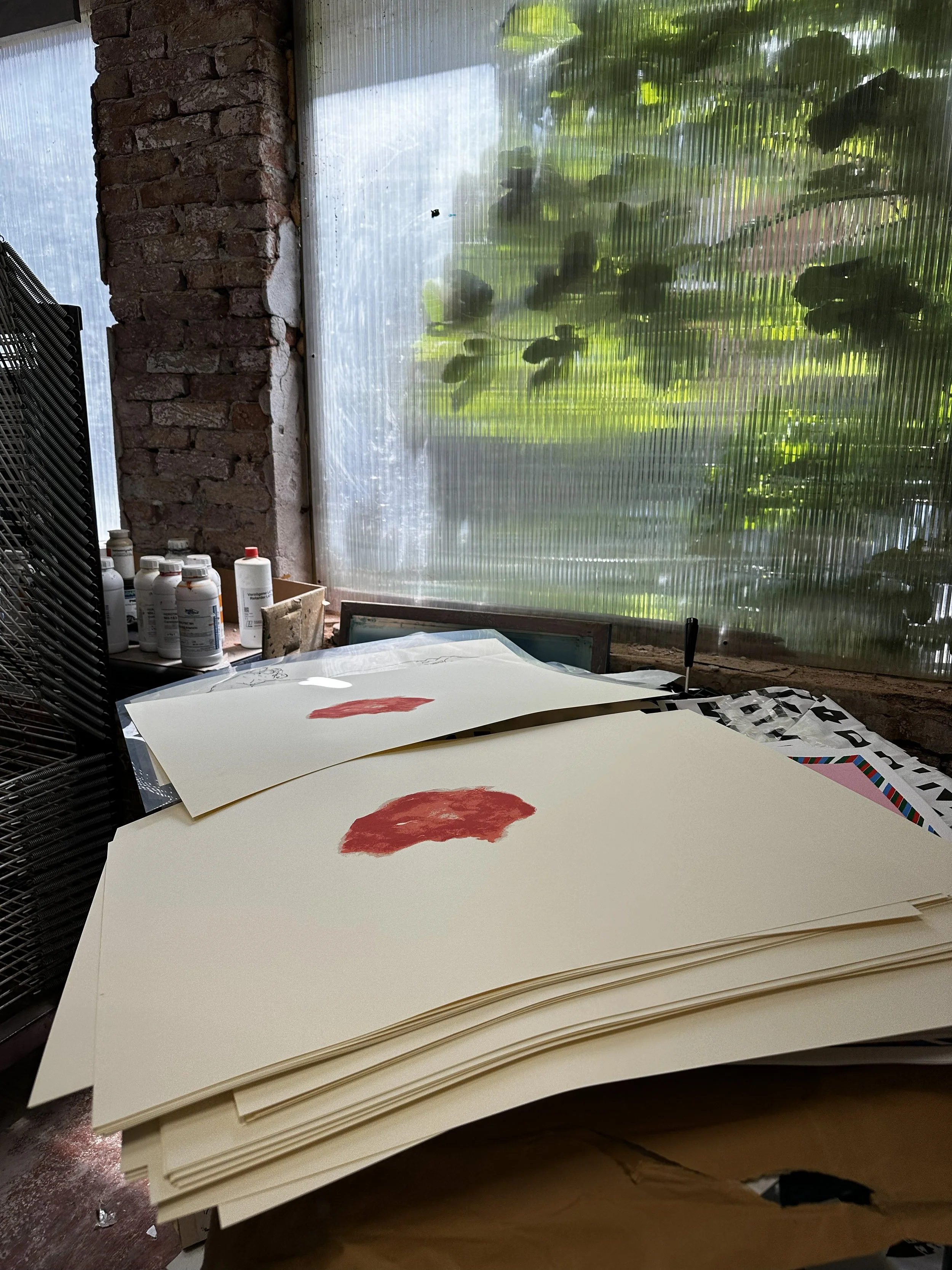 Processo di stampa nel laboratorio di Fallani Venezia.