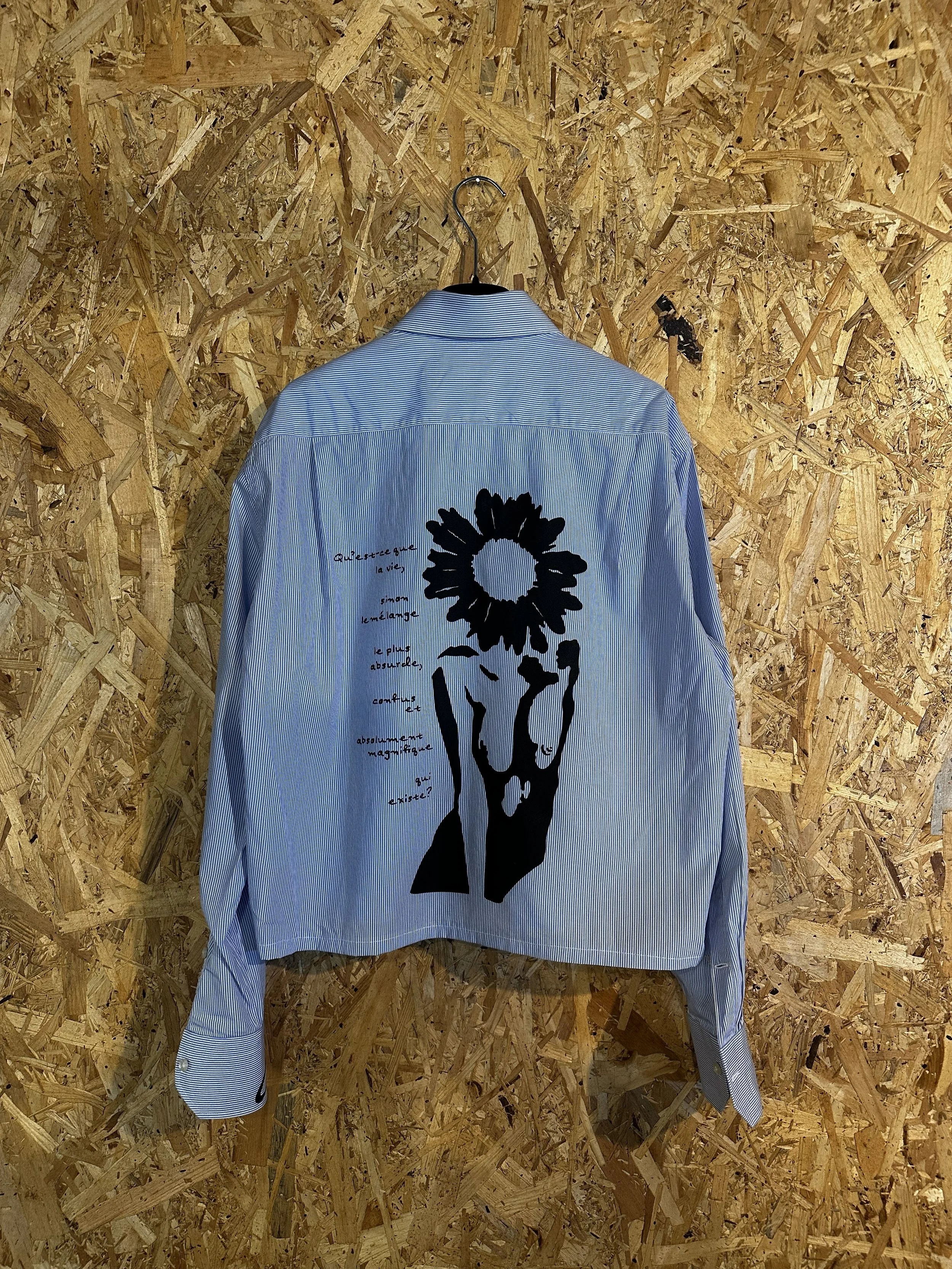 Back di una camicia con una grafica FACEE.