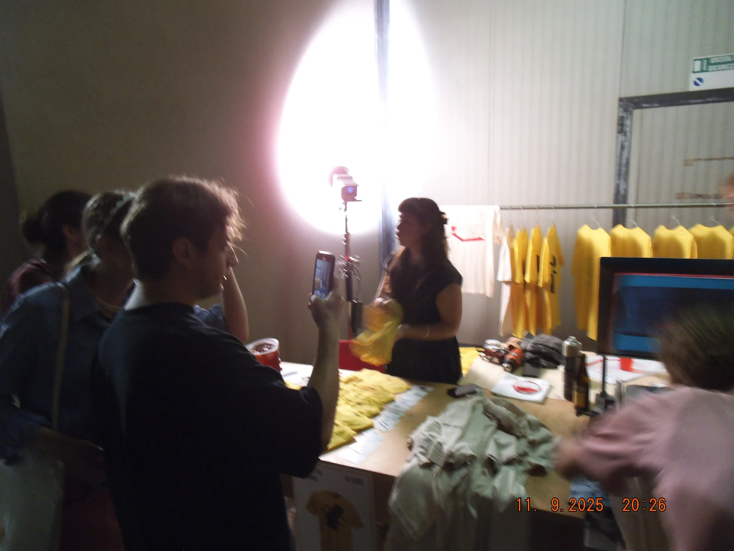 Ragazzi incuriositi.