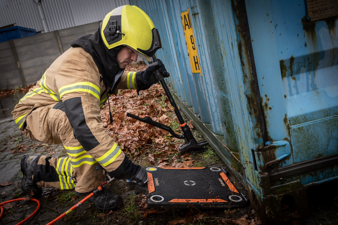 T1 Black - Lifting Container-1463_1181x788px_2_NR-28287.webp