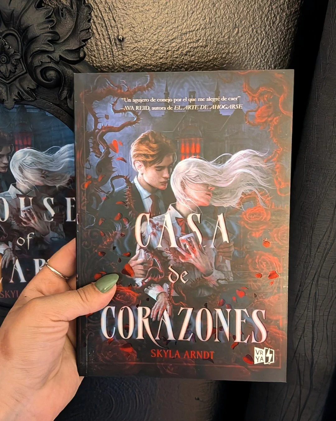 &iexcl;HORA DEL SORTEO! (&iexcl;abierto internacionalmente!)

Estoy s&uacute;per enamorada de la versi&oacute;n espa&ntilde;ola de "Casa de Corazones" y me encantar&iacute;a sortear dos ejemplares en tapa blanda ❤️

Normas:

S&iacute;gueme 
