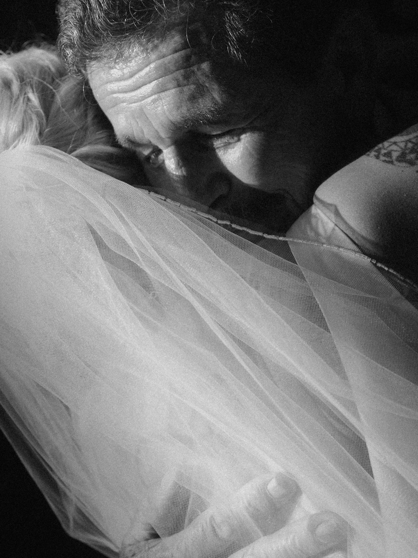 Manchmal sind es nicht die gro&szlig;en Momente, die am st&auml;rksten ber&uuml;hren, sondern die ganz leisen.
Der First Look zwischen einer Braut und ihrem Opa &ndash; ein Augenblick voller Liebe, Erinnerungen und unausgesprochener Worte.

Diese Bil