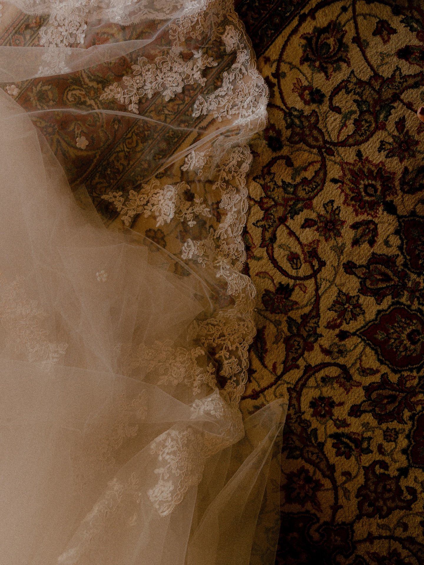 A small detail.

#editorialweddingphotographer
#bridaldetails
#modernromance
#quietluxurywedding
#europeanweddingphotographer