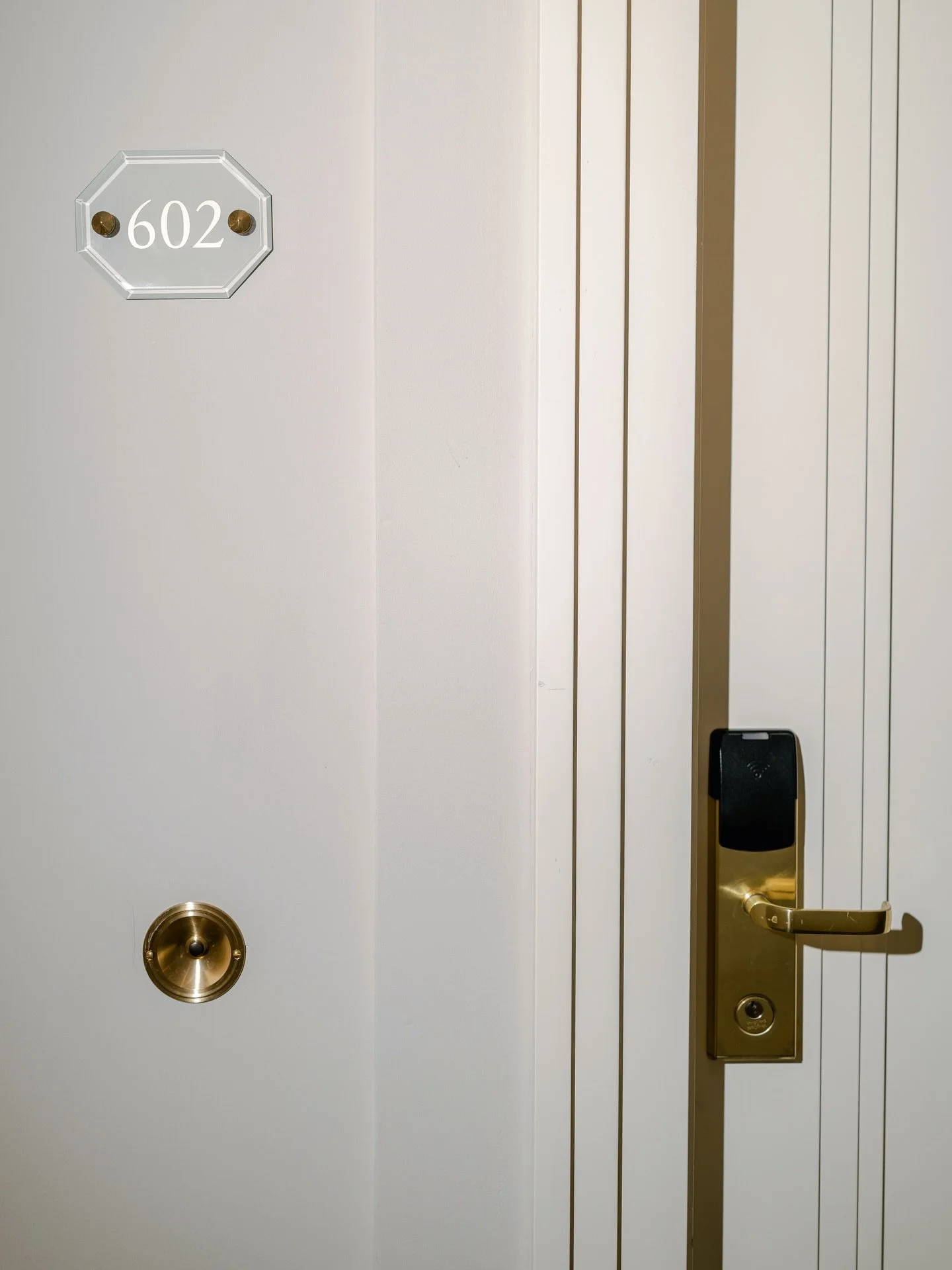 You never truly know what happens behind closed doors &mdash; unless you&rsquo;ve chosen a photographer who captures it for you. Curious? ✨

Konzept / Workshop: @hochzeitsprofis_akademie 
Fotografie Dozenten: @rockstein.fotografie 
Trauredner Dozenti