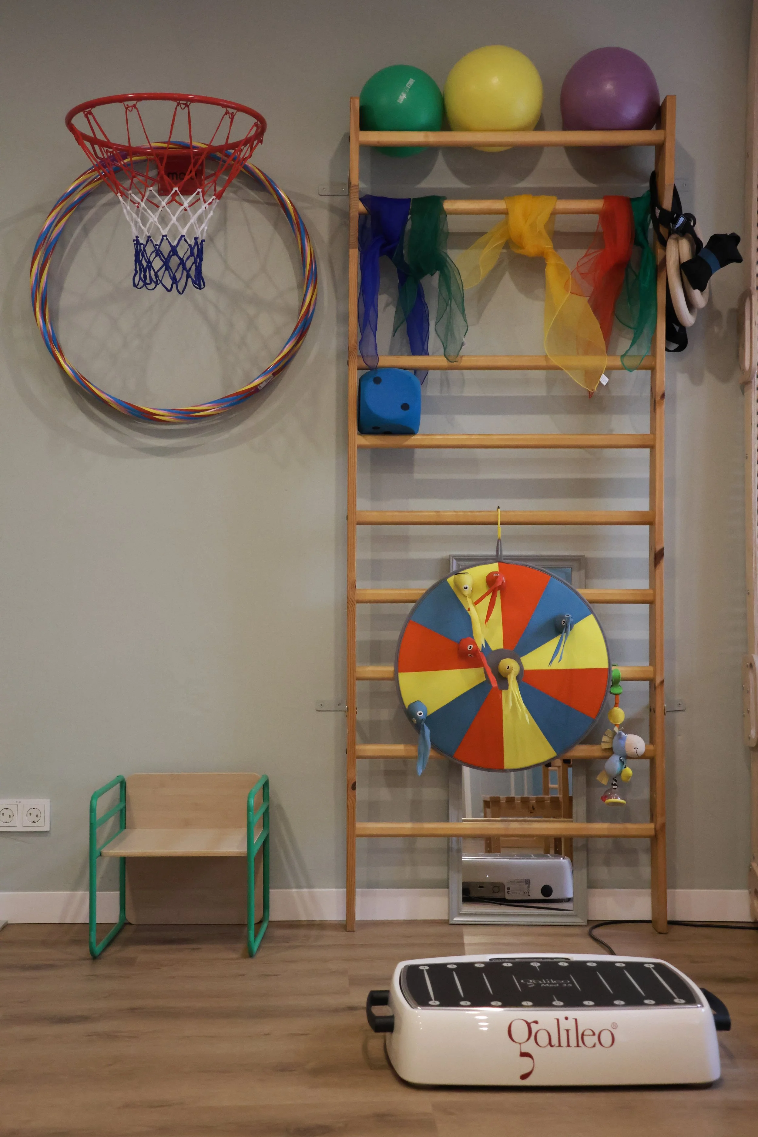 Trainingsraum für Physiotherapie für Kinder - der Galileo steht vor einer Sprossenwand - Foto: Leandra Busch
