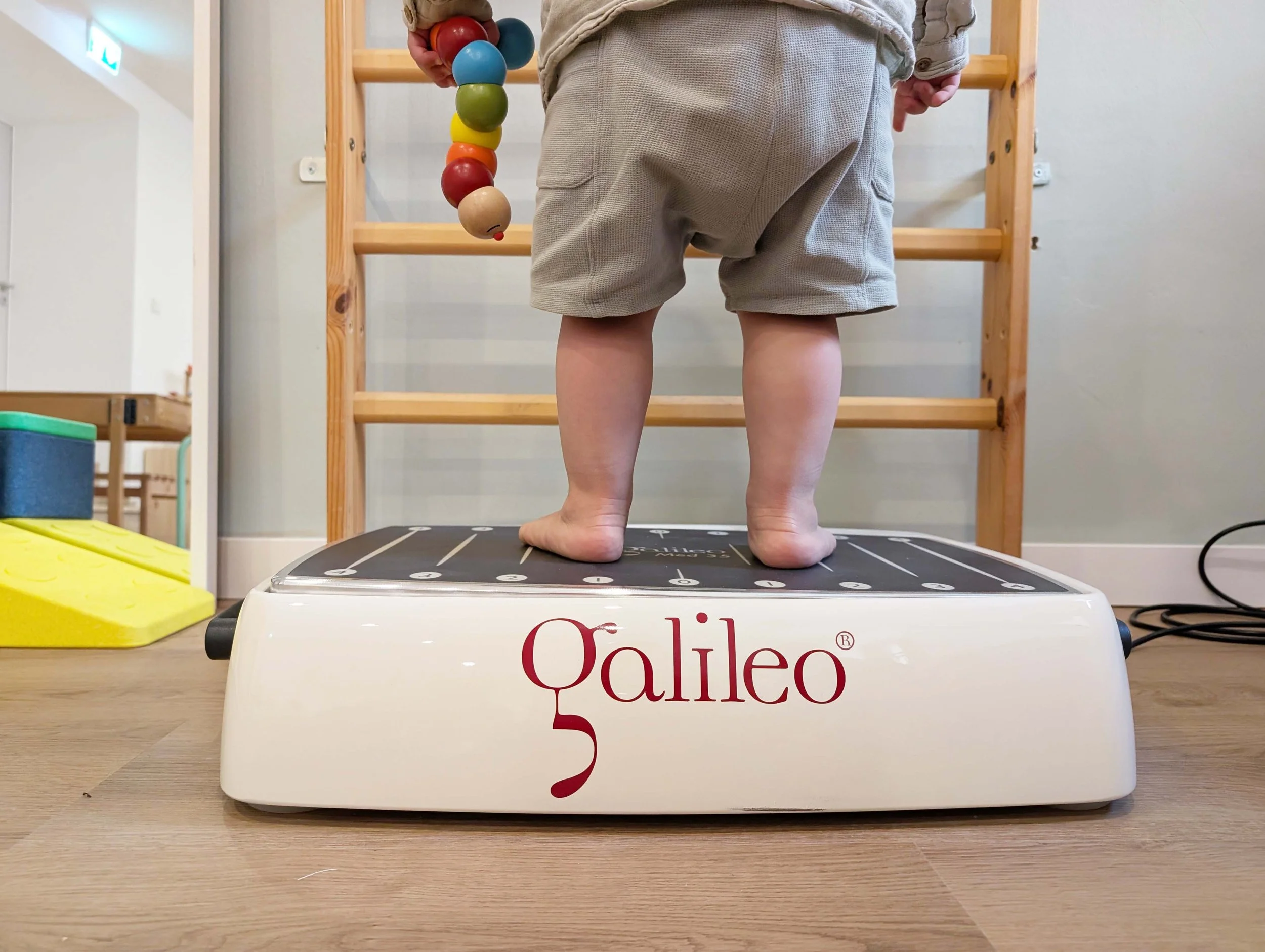 Ein Kind steht auf dem Galileo, einer Vibrationsplatte, das sowohl im Training für Astronauten, als auch in der Physiotherapie zum Einsatz kommt. Foto: Leandra Busch