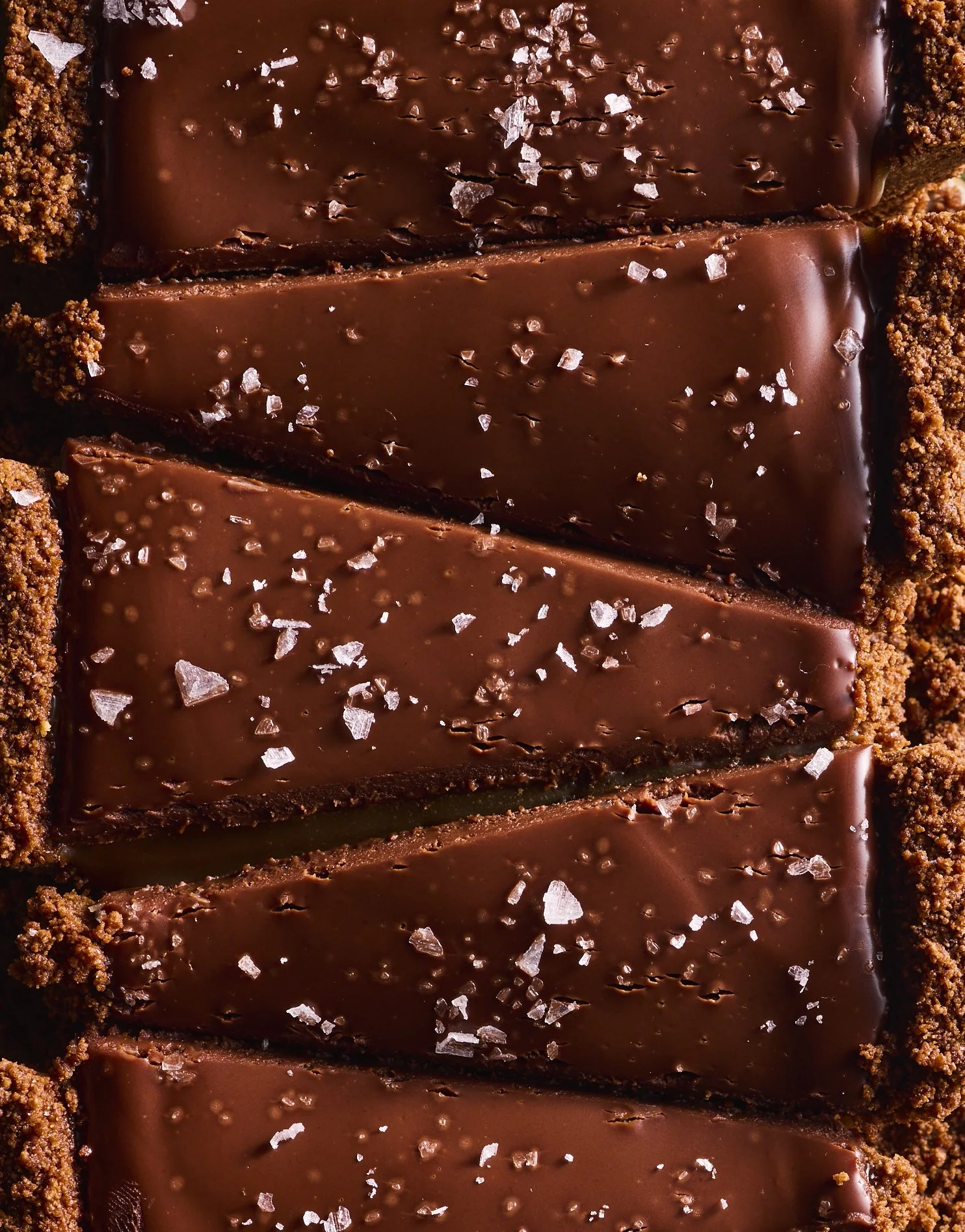 260504_GhiradelliCookbook_SaltedChocolateGanacheCaramelTart_13416_macro.jpg