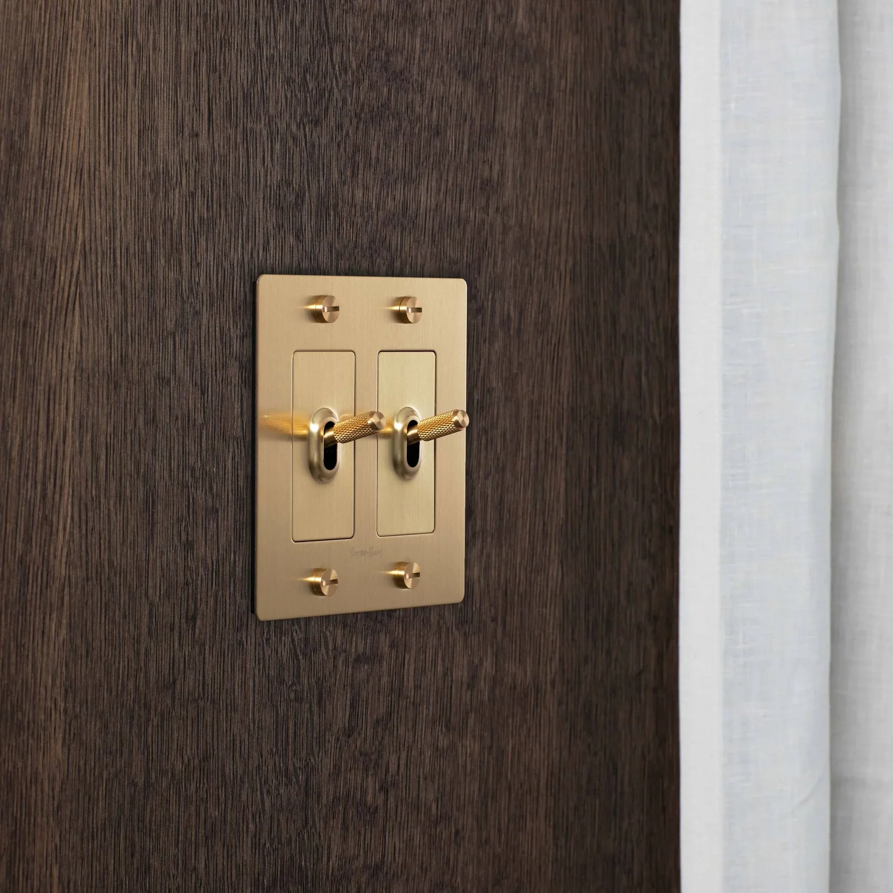 bp-lifestyle-diamond-us-electricity-2g-toggle-brass_web_5bfa6d26-8cbf-4b8d-9f47-a55a670dede7.jpg.webp