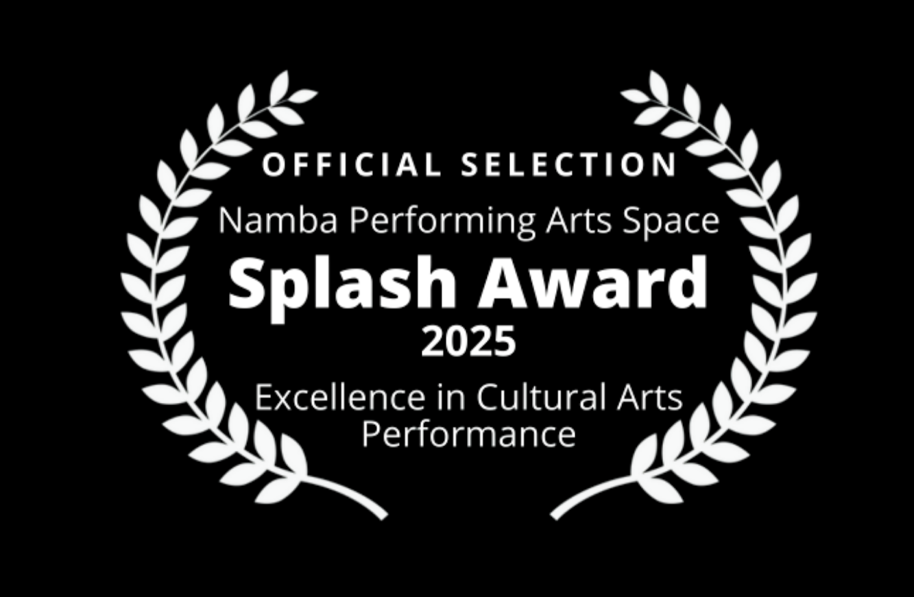 Black background badge with white laurel leaves and text indicating an official selection of the Splash Award 2025 for excellence in cultural arts performance at Namba Performing Arts Space.