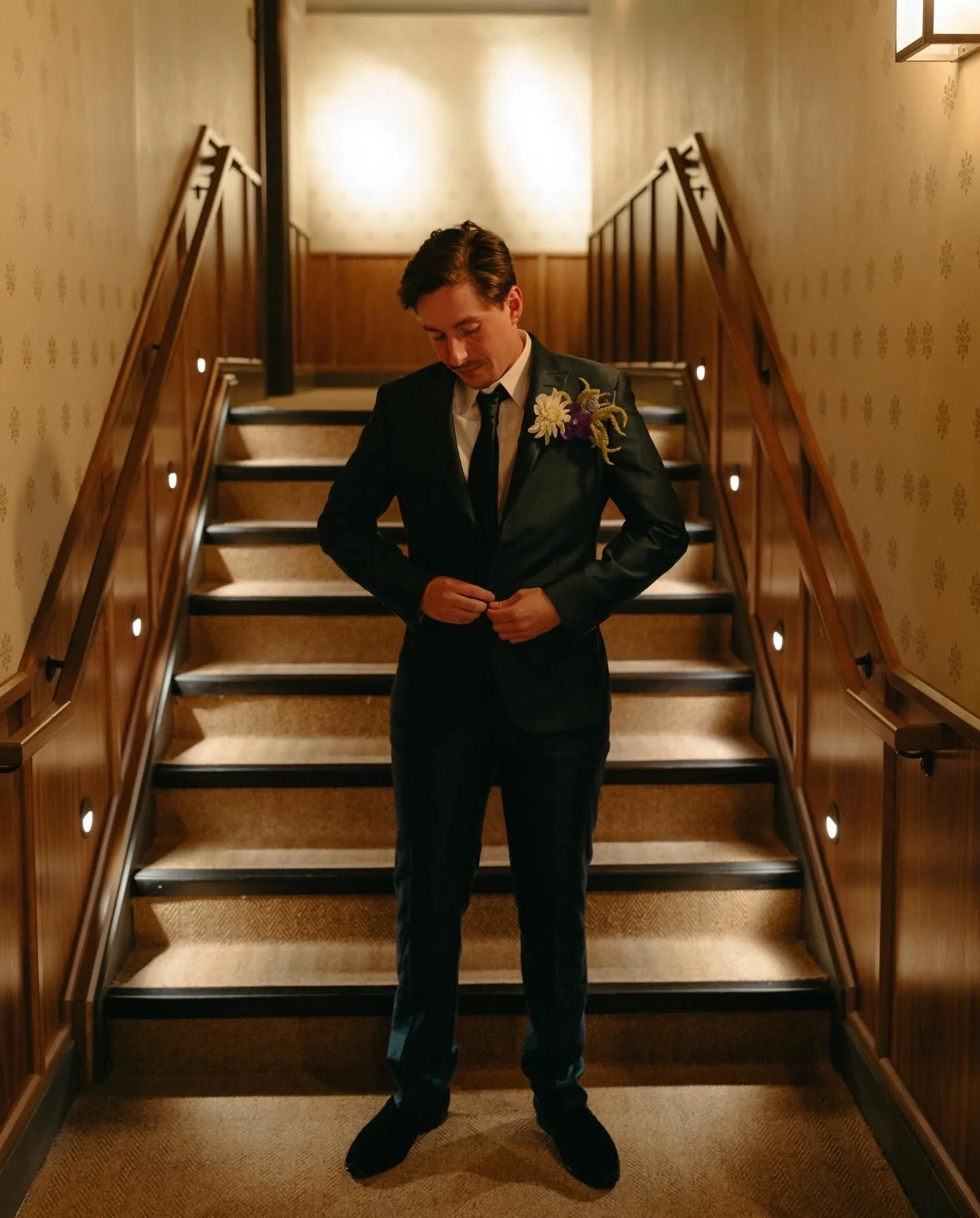 delaware-groom-flowers-hotel.JPG