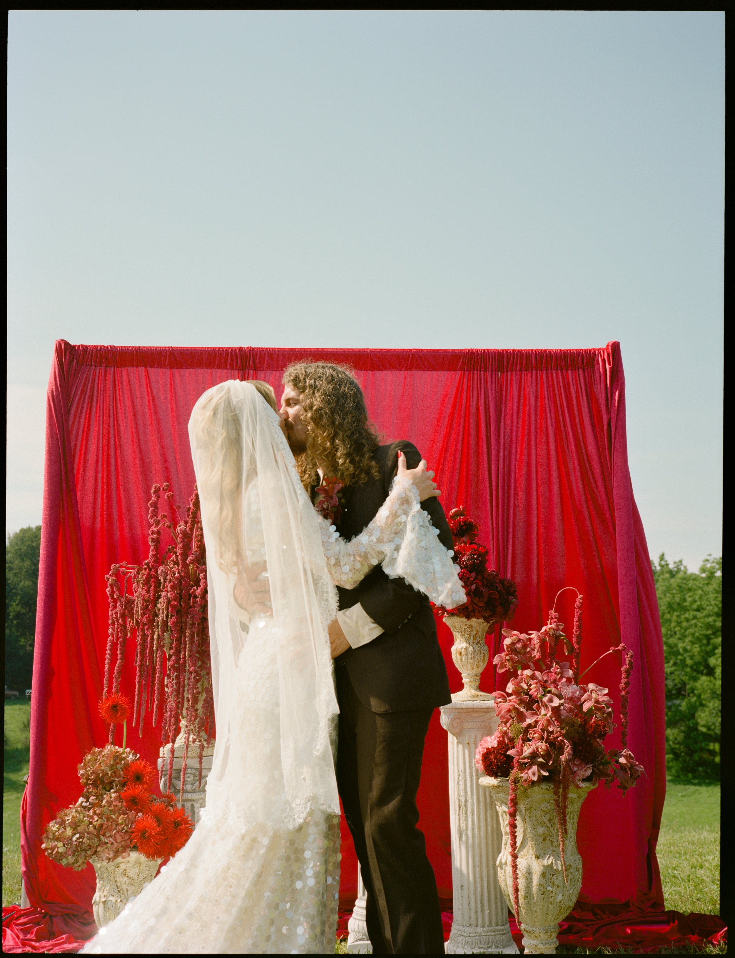 philadelphia-red-wedding-couple-kiss.jpg