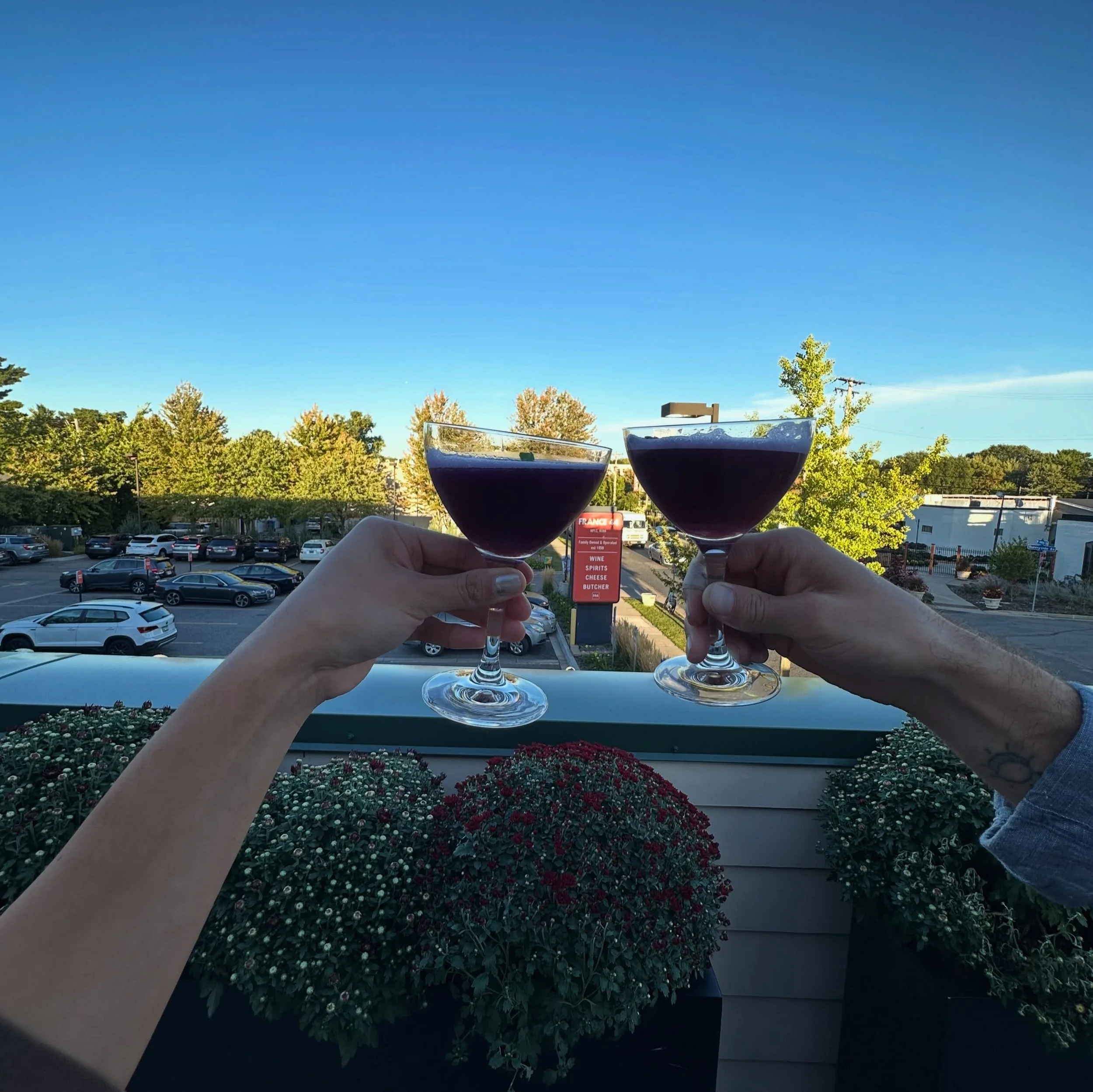 A few weeks ago we got to sponsor @metroblooms for their Rooted Together fundraising event held at France 44 in Minneapolis 💜 the team at @france_44 made a signature cocktail using our juice: gin, elderberry juice, pineapple juice, ginger syrup and 