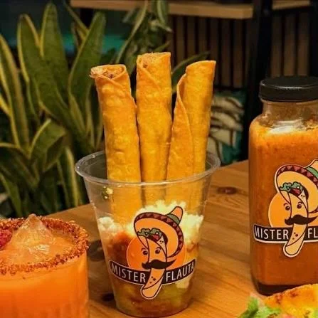 Las flautas de carnitas..!! Las favoritas de nuestro clientes con guacamole, pico de gallo, crema Mexican y queso fresco. @misterflauta