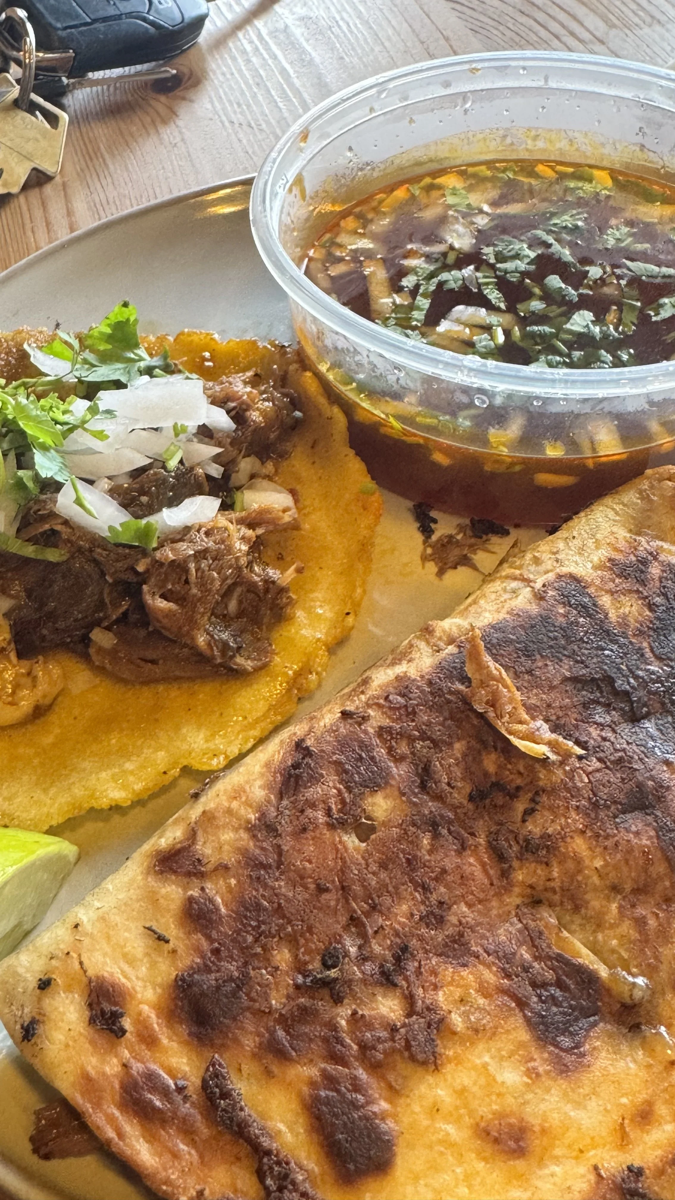 Plato con un taco, una sopa y una empanada en un plato de cerámica.
