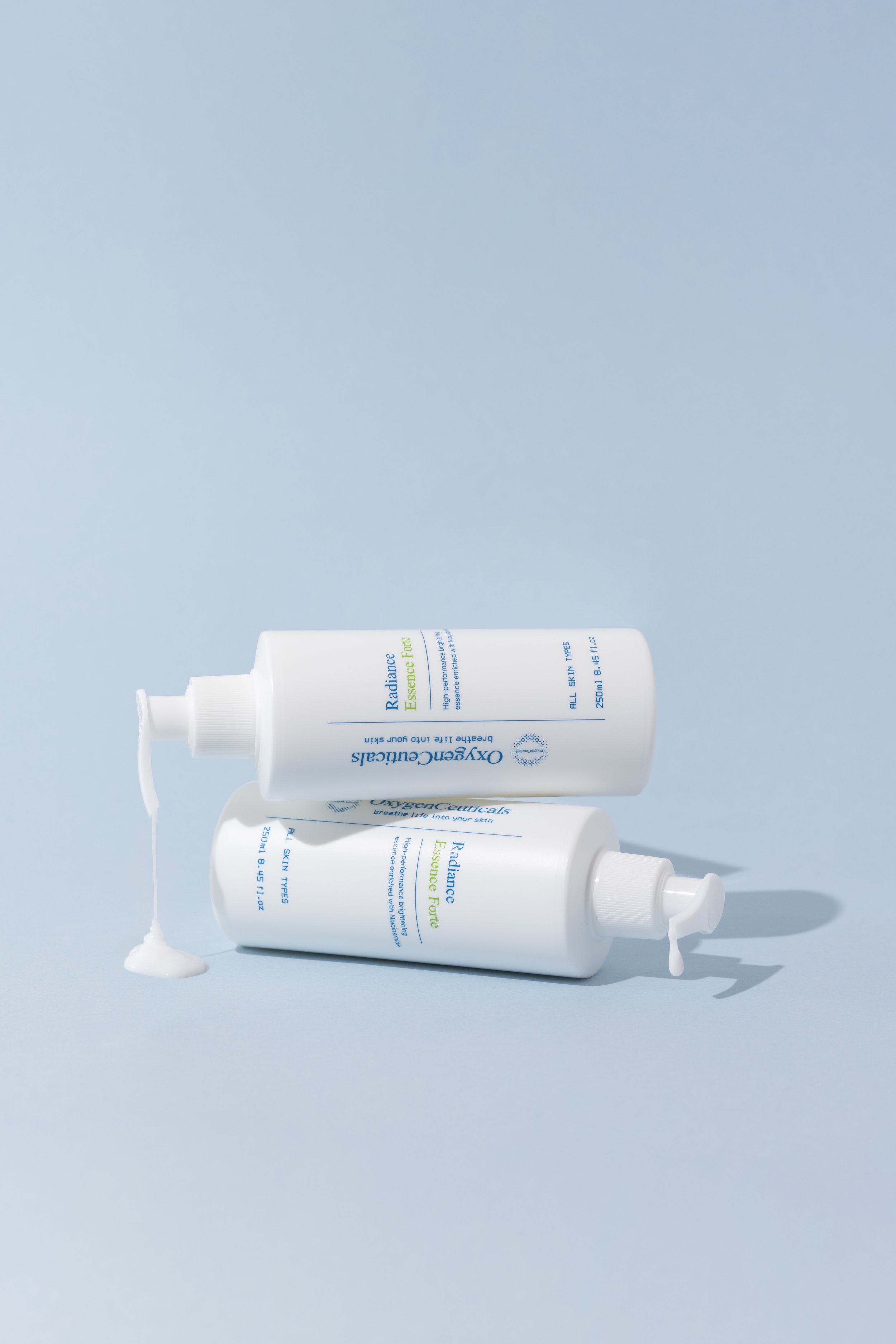 Esencia facial iluminadora, formulada para mejorar la luminosidad, unificar el tono de la piel y reducir la apariencia de opacidad y manchas.