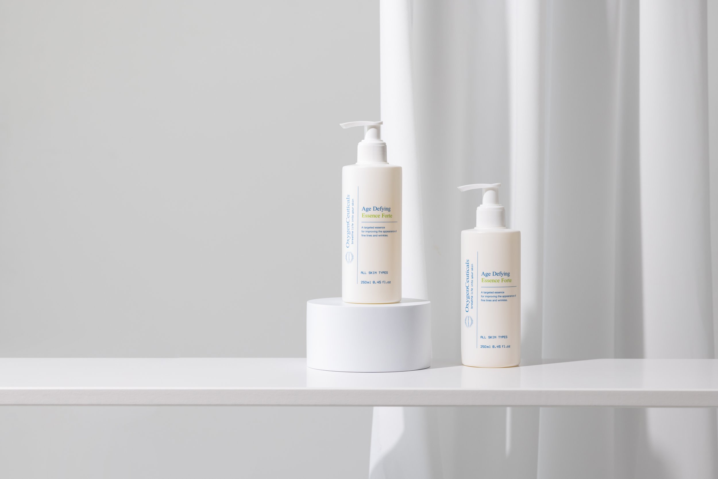 Es una esencia facial antiedad de alta concentración, formulada para combatir líneas finas, arrugas y pérdida de firmeza. Ayuda a estimular la regeneración cutánea, mejorar la elasticidad y aportar un aspecto más firme, liso y rejuvenecido.