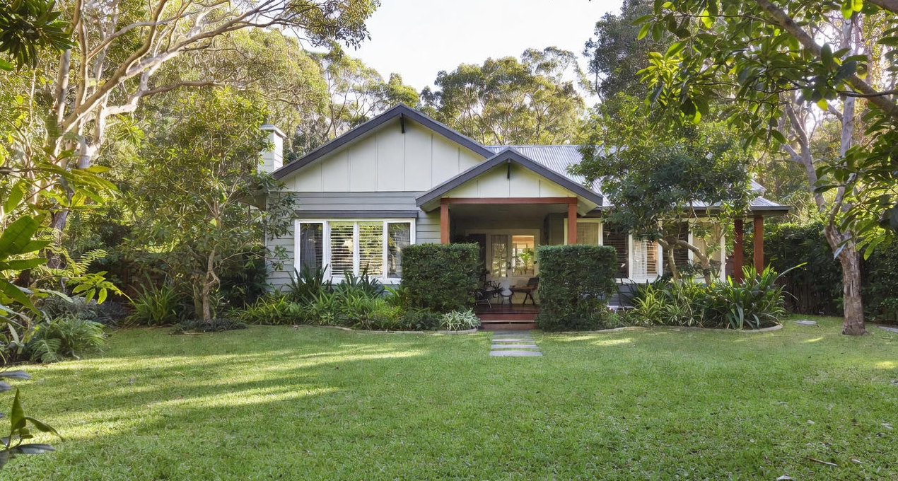 Avoca house, lawn and garden maintanence, hedging, pruning, weeding, Eden Grounds and Gardens. Mowing, green waste removal