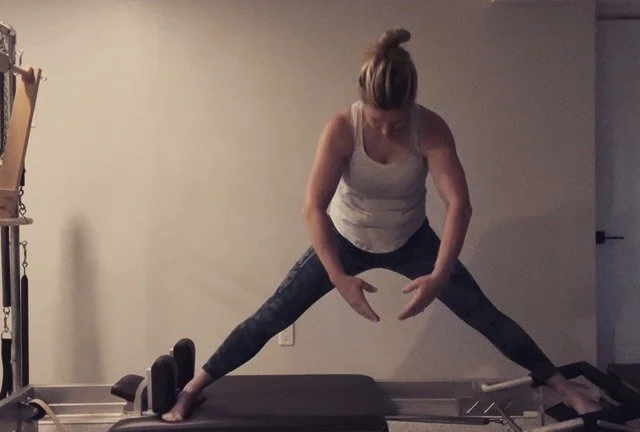 Learning is fun! What to try? #mindbodyconnection #mykindofmeditation #cantdoanythingbutfocus #pilatesapprentice #sidesplitsinaction #classicalpilates #classicalpilatesstudio #classicalpilateseducation #soIcanski #lookeasierthanitis