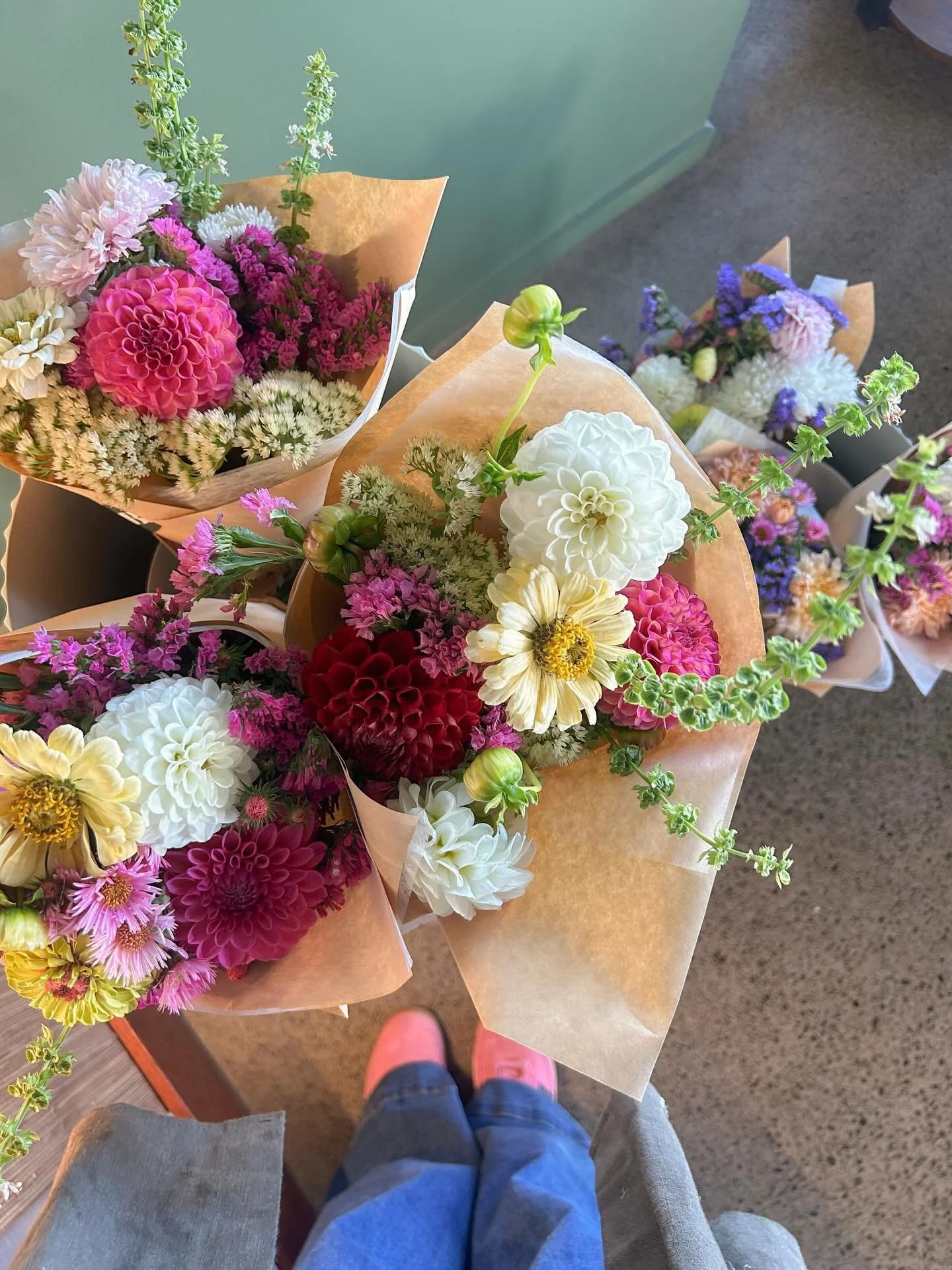 Soaking up the last few weeks of blooms before the cold starts to set in 💐🌸💗

Pick yours up from @flaxandcochch