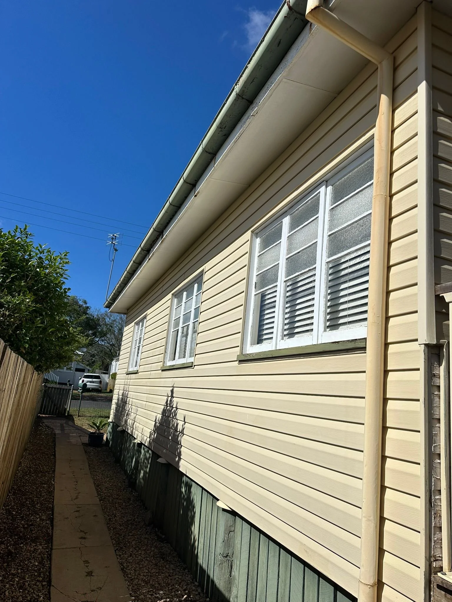 Side view of a house that has been Washworks Soft Washed, the mould and algae have been removed.