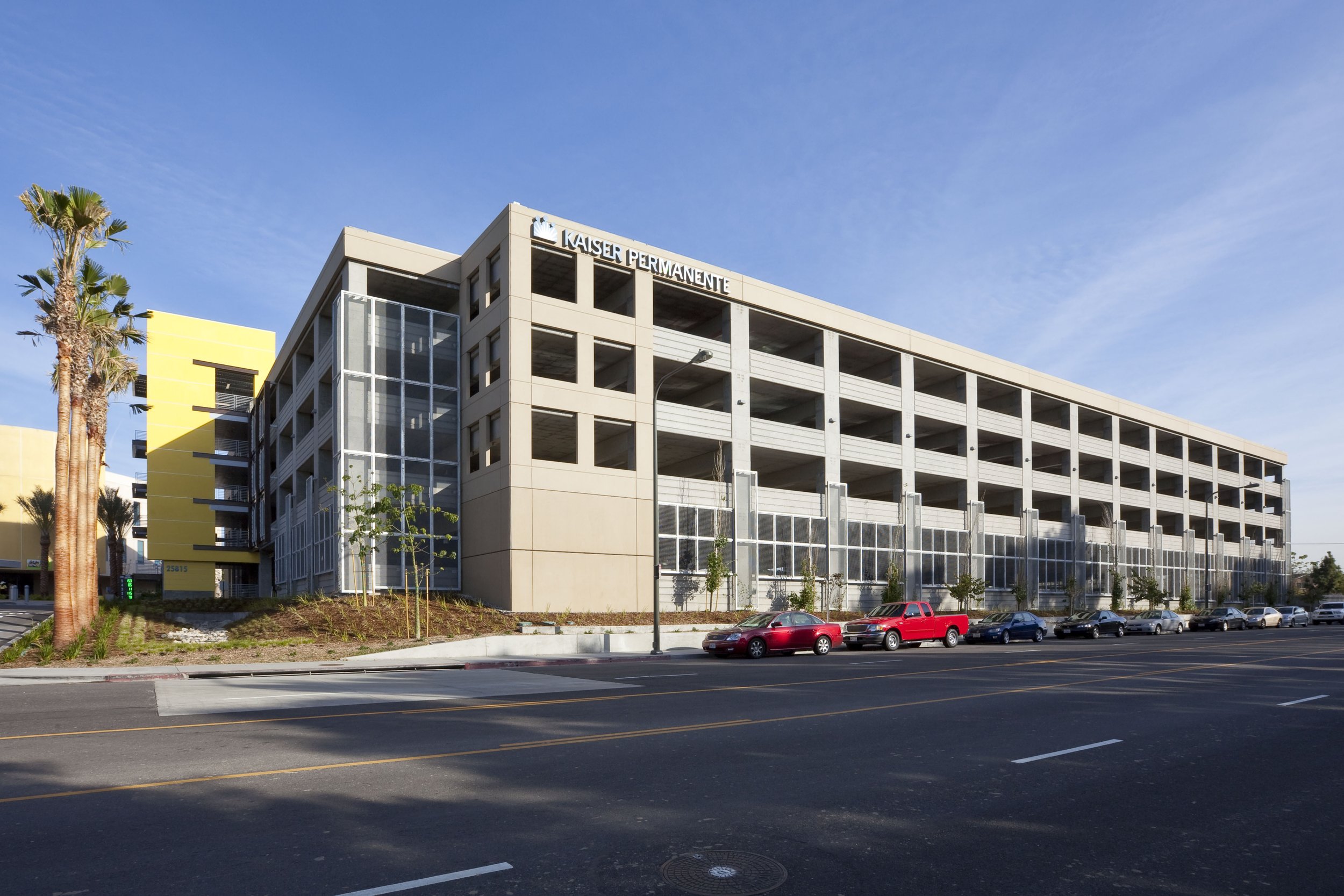 Kaiser Permanente Harbor City Parking Structure corner